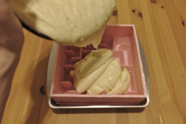 Filling Hilbert curve cake mold with batter